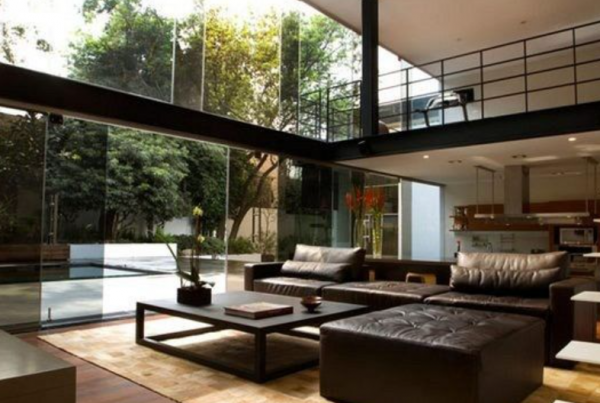 Ruang Tamu dengan Pintu Kaca Menghadap Taman